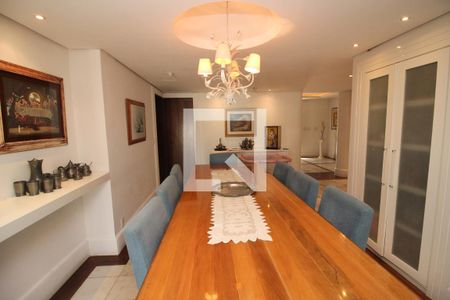 Casa à venda com 900m², 6 quartos e 5 vagas Casa à venda com 900m², 6 quartos e 5 vagasSala de Jantar 2