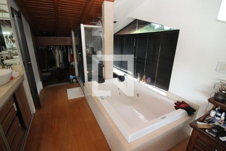 Casa à venda com 900m², 6 quartos e 5 vagas Casa à venda com 900m², 6 quartos e 5 vagasBanheiro do Quarto 2 - Suíte