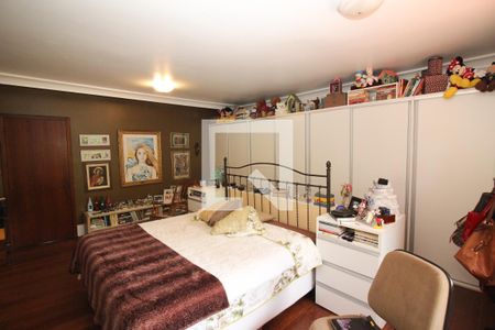 Casa à venda com 900m², 6 quartos e 5 vagas Casa à venda com 900m², 6 quartos e 5 vagasQuarto 3 - Suíte