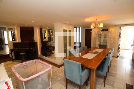Casa à venda com 900m², 6 quartos e 5 vagas Casa à venda com 900m², 6 quartos e 5 vagasSala de Jantar 2