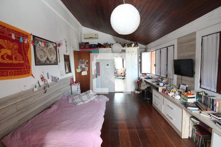 Casa à venda com 900m², 6 quartos e 5 vagas Casa à venda com 900m², 6 quartos e 5 vagasQuarto 4 - Suíte