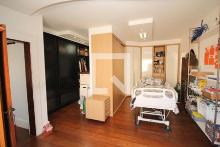 Casa à venda com 900m², 6 quartos e 5 vagas Casa à venda com 900m², 6 quartos e 5 vagasCloset da suíte master