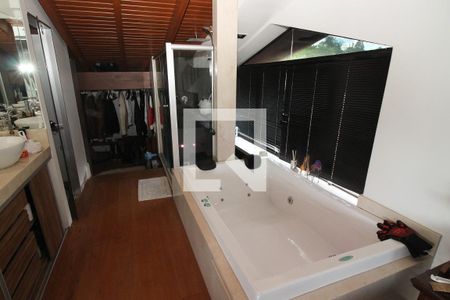 Casa à venda com 900m², 6 quartos e 5 vagas Casa à venda com 900m², 6 quartos e 5 vagasBanheiro do Quarto 2 - Suíte