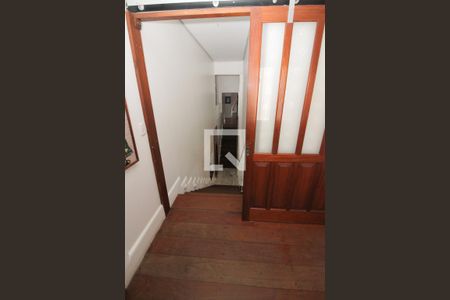 Casa à venda com 900m², 6 quartos e 5 vagas Casa à venda com 900m², 6 quartos e 5 vagasEscada