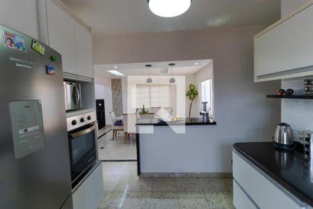 Casa à venda com 350m², 5 quartos e 8 vagasCozinha