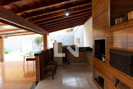 Casa à venda com 350m², 5 quartos e 8 vagasChurrasqueira