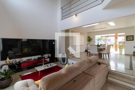 Casa à venda com 350m², 5 quartos e 8 vagasSala de TV