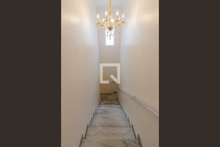 Casa à venda com 350m², 4 quartos e 3 vagasEscadas 