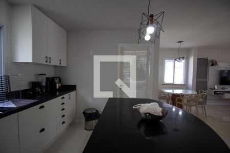 Casa de condomínio à venda com 180m², 3 quartos e 2 vagas Casa de condomínio à venda com 180m², 3 quartos e 2 vagasCozinha e Área de Serviço