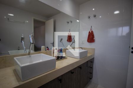 Casa de condomínio à venda com 180m², 3 quartos e 2 vagas Casa de condomínio à venda com 180m², 3 quartos e 2 vagasBanheiro da Suíte 1