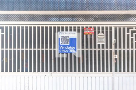 Casa à venda com 160m², 3 quartos e 2 vagas Casa à venda com 160m², 3 quartos e 2 vagasFachada