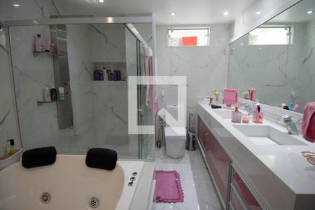 Apartamento à venda com 275m², 3 quartos e 1 vaga Apartamento à venda com 275m², 3 quartos e 1 vagaBanheiro da Suíte 2