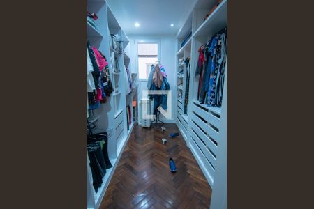 Apartamento à venda com 275m², 3 quartos e 1 vaga Apartamento à venda com 275m², 3 quartos e 1 vagaCloset