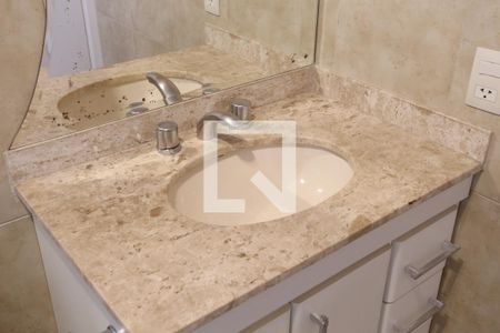 Casa de condomínio para alugar com 110m², 2 quartos e 2 vagasBanheiro da Suíte