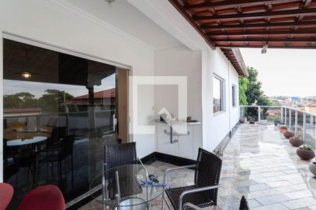 Casa à venda com 320m², 4 quartos e 10 vagas Casa à venda com 320m², 4 quartos e 10 vagasVaranda