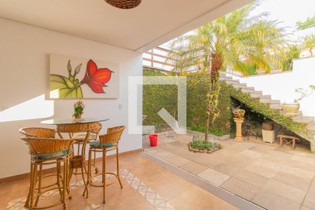 Casa à venda com 281m², 3 quartos e 4 vagasQuintal