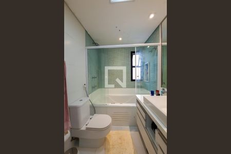 Apartamento à venda com 210m², 3 quartos e 4 vagasBanheiro da Suíte 2