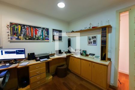 Apartamento à venda com 210m², 3 quartos e 4 vagasEscritório