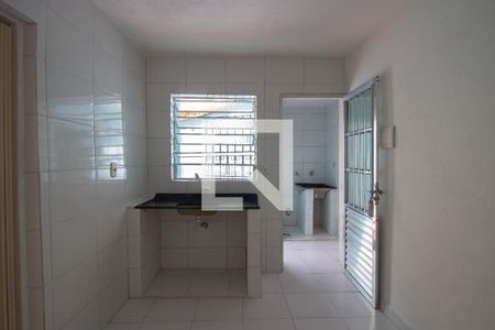 Cozinha de casa para alugar com 1 quarto, 40m² em Vila Carmosina, São Paulo
