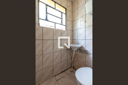 Banheiro de casa para alugar com 1 quarto, 38m² em Vila Carmosina, São Paulo