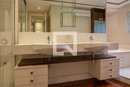 Apartamento à venda com 390m², 7 quartos e 6 vagasBanheiro da Suíte 1