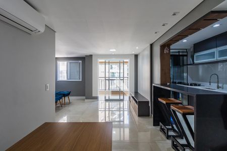 Sala de apartamento à venda com 2 quartos, 76m² em Jardim Tupanci, Barueri