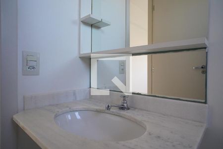 Banheiro da Suíte de apartamento para alugar com 3 quartos, 68m² em Vila Ipiranga, Porto Alegre