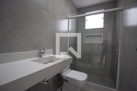 Banheiro da Suíte 1 de casa de condomínio à venda com 3 quartos, 250m² em Vargem Pequena, Rio de Janeiro