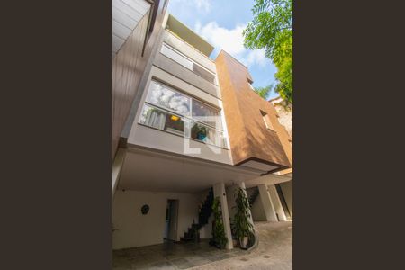 Casa de condomínio à venda com 255m², 3 quartos e 2 vagas Casa de condomínio à venda com 255m², 3 quartos e 2 vagasFachada