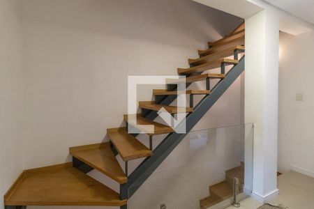 Casa de condomínio à venda com 255m², 3 quartos e 2 vagas Casa de condomínio à venda com 255m², 3 quartos e 2 vagasEscada