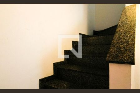 Casa à venda com 172m², 4 quartos e 2 vagasEscada de aceso