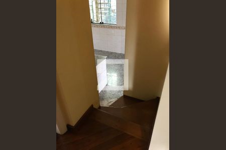 Casa à venda com 212m², 3 quartos e 3 vagas Casa à venda com 212m², 3 quartos e 3 vagasEscada