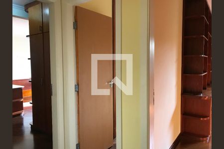 Casa à venda com 212m², 3 quartos e 3 vagas Casa à venda com 212m², 3 quartos e 3 vagasCorredor para os Quartos