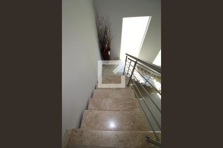 Casa à venda com 280m², 3 quartos e 4 vagasEscada