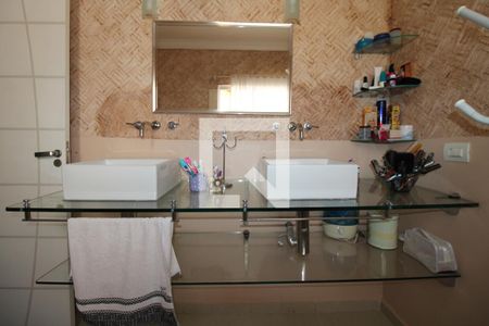 Casa à venda com 280m², 3 quartos e 4 vagasBanheiro da Suíte 1