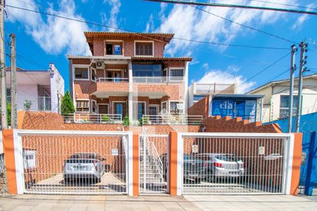Fachada de casa à venda com 4 quartos, 300m² em Medianeira, Porto Alegre