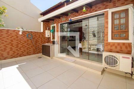Quintal de casa à venda com 4 quartos, 300m² em Medianeira, Porto Alegre