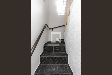 Escada de casa para alugar com 2 quartos, 150m² em Jardim Iva, São Paulo