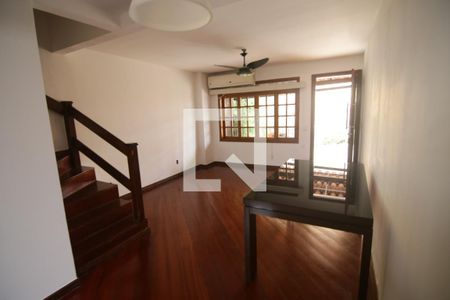 Sala de casa de condomínio à venda com 3 quartos, 120m² em Camboinhas, Niterói