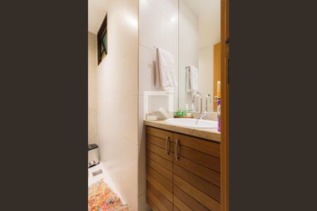 Casa de condomínio à venda com 140m², 4 quartos e 2 vagasLavabo