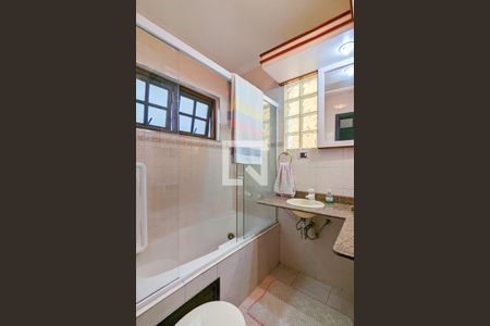 Casa à venda com 450m², 4 quartos e 6 vagasBanheiro da suíte 1