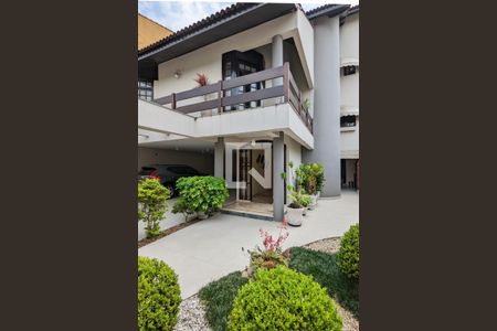 Casa à venda com 450m², 4 quartos e 6 vagasEntrada