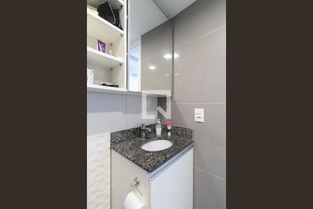 Banheiro de apartamento à venda com 2 quartos, 51m² em Vila Nova, Porto Alegre