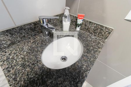 Banheiro de apartamento à venda com 2 quartos, 51m² em Vila Nova, Porto Alegre