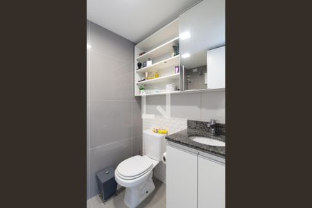 Banheiro de apartamento à venda com 2 quartos, 51m² em Vila Nova, Porto Alegre