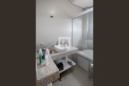 Casa de condomínio para alugar com 420m², 3 quartos e 4 vagasBanheiro da Suíte 3