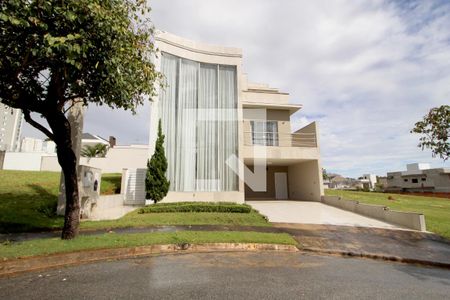 Casa de condomínio para alugar com 420m², 3 quartos e 4 vagasFachada da Casa