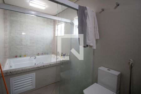 Casa de condomínio para alugar com 420m², 3 quartos e 4 vagasBanheiro da Suíte 1