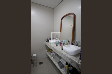 Casa de condomínio para alugar com 420m², 3 quartos e 4 vagasBanheiro da  Suíte 1