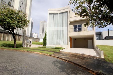 Casa de condomínio para alugar com 420m², 3 quartos e 4 vagasFachada da Casa